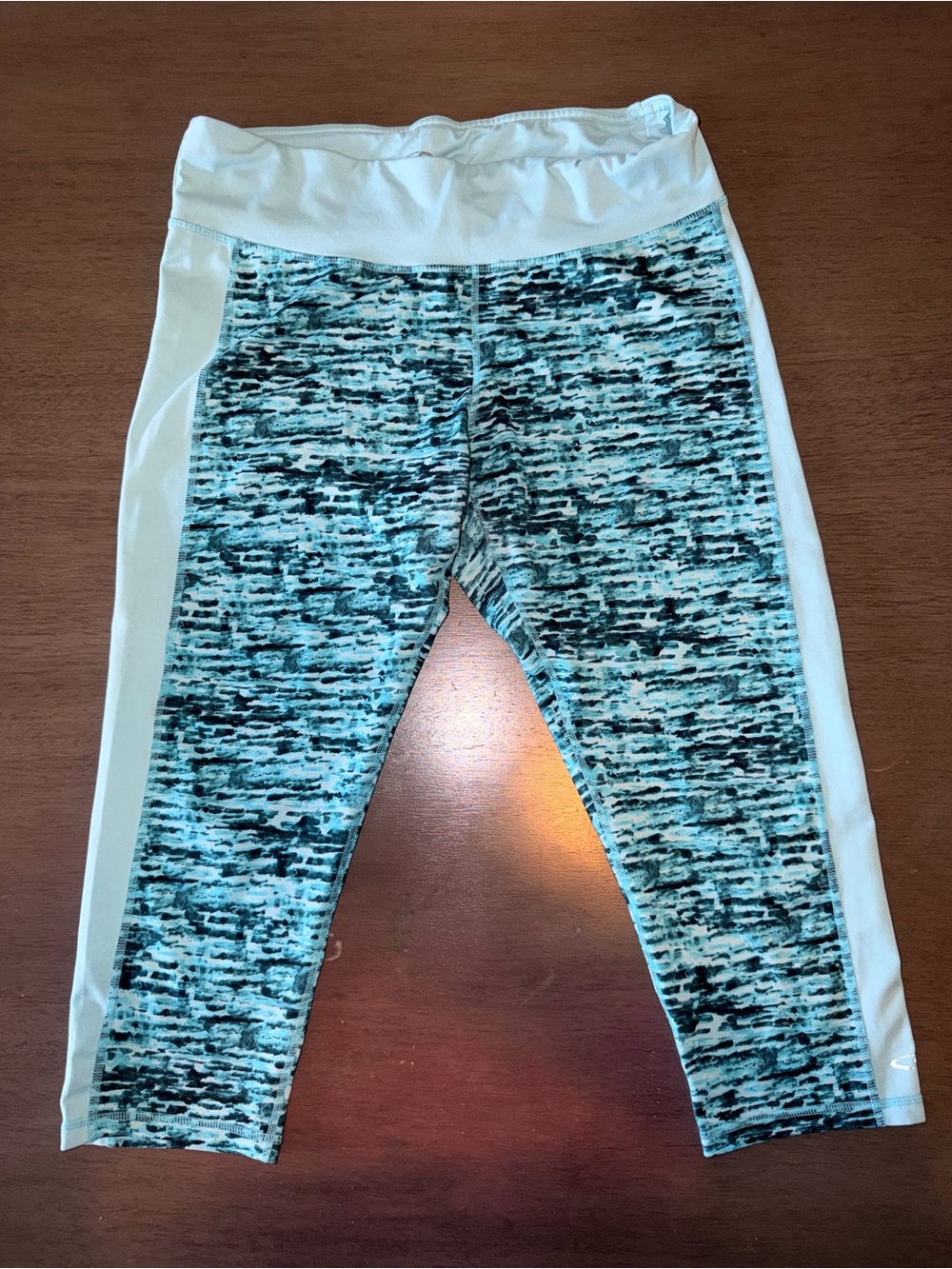 Performance Capri Leggings in Aqua Marble